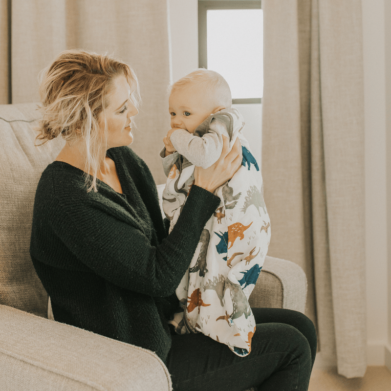 Cozy Cotton Muslin Quilted Sleep Bag – Dino Friends from Little Unicorn, ideal as a sleeping bag baby.