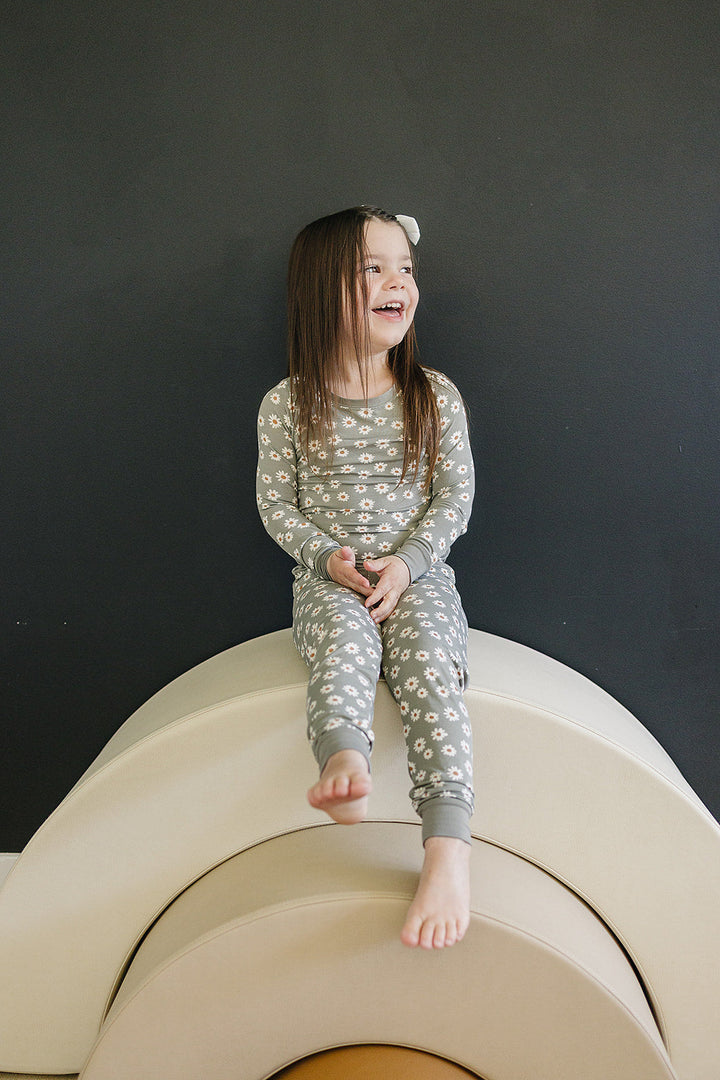 Keep little ones cozy in the Mebie Baby Light Green Daisy Bamboo Cozy Set, ideal for bamboo baby pajamas