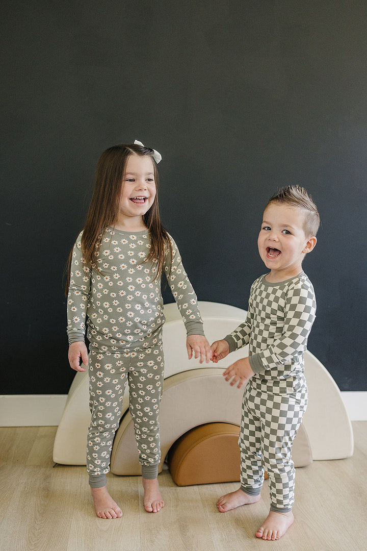 The Mebie Baby Light Green Daisy Bamboo Cozy Set combines comfort and style, a favorite in baby bamboo pajamas