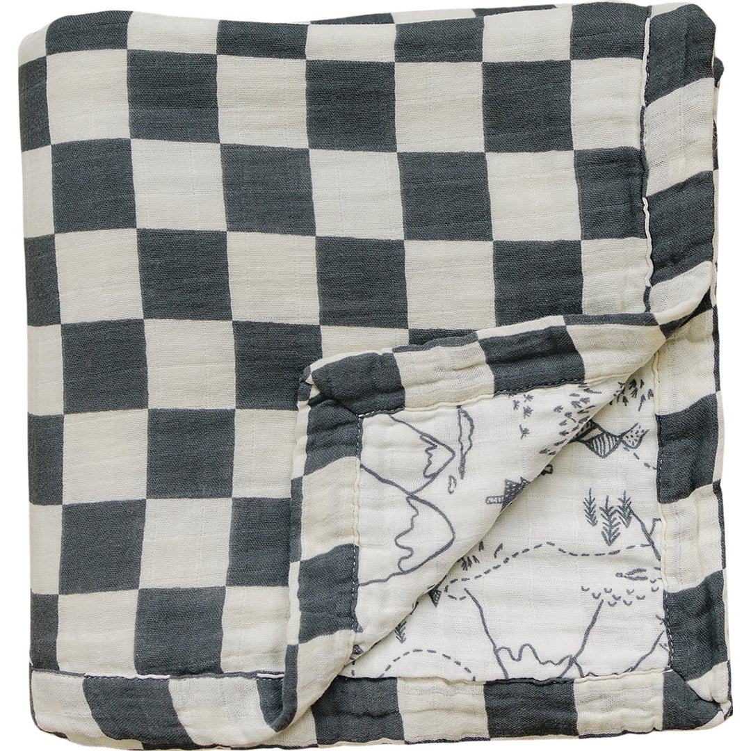 Snuggle your little one in the Mebie Baby Charcoal Checkered + Summit Muslin Quilt, a soft baby blanket.