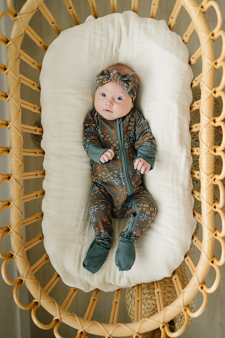 Designed with a smooth zipper, the Mebie Baby Navy Floral Bamboo Zipper works perfectly as comfy onesie pajamas