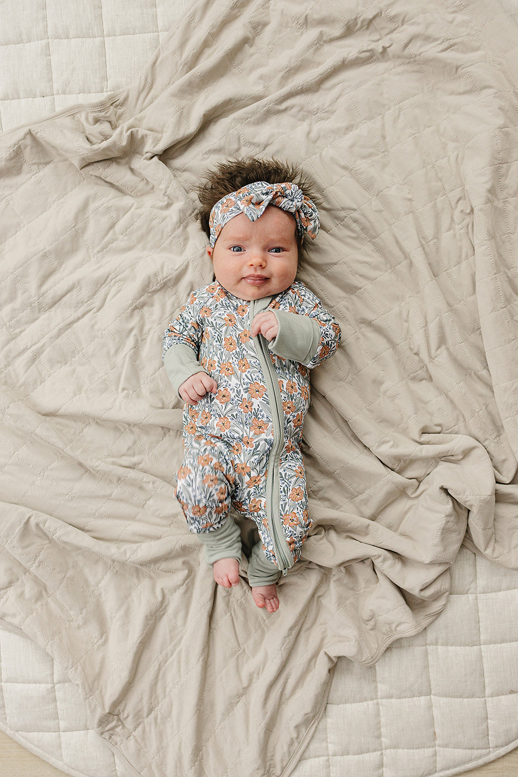 A gentle floral print defines the Mebie Baby Dainty Meadow Bamboo Zipper, perfect for newborn onesies