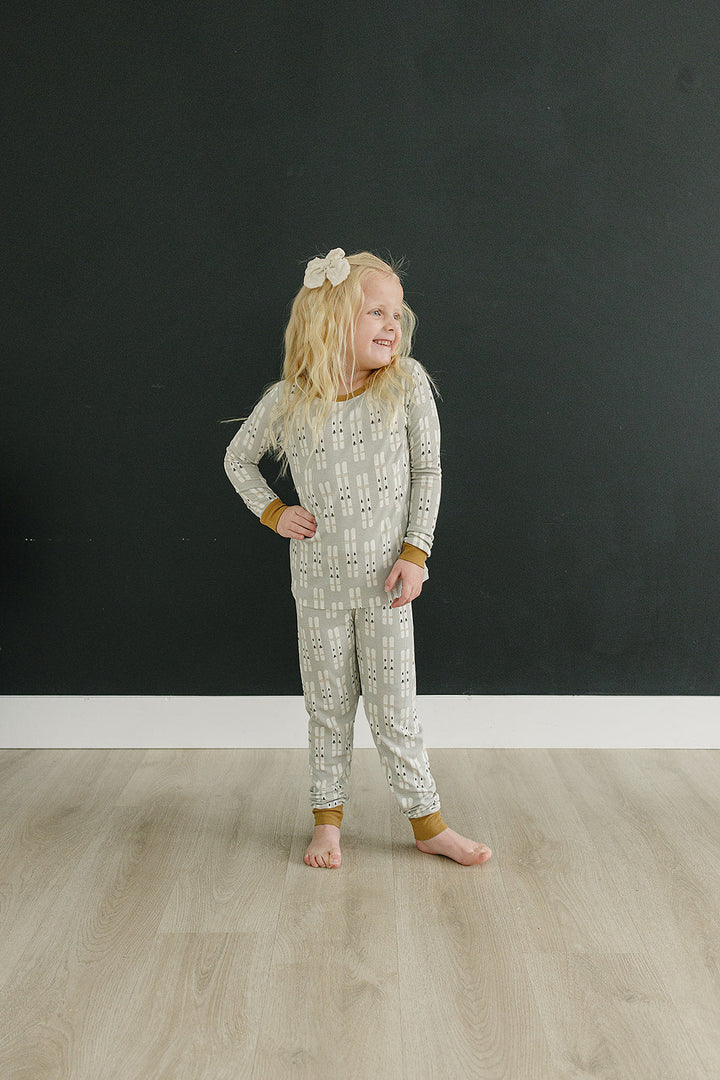 Little ones stay comfortable in the Mebie Baby Ski Ribbed Bamboo Cozy Set, ideal for bamboo baby pajamas