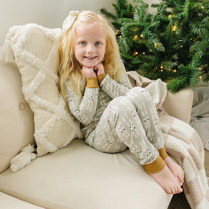 The Mebie Baby Ski Ribbed Bamboo Cozy Set combines cozy fabric and style, a favorite in baby bamboo pajamas