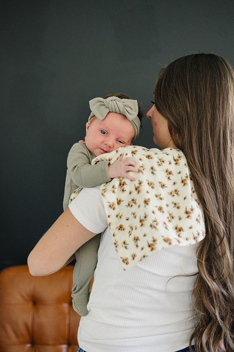 The Mebie Baby Autumn Bloom Muslin Burp Cloth provides gentle and durable muslin burp cloths for infants.