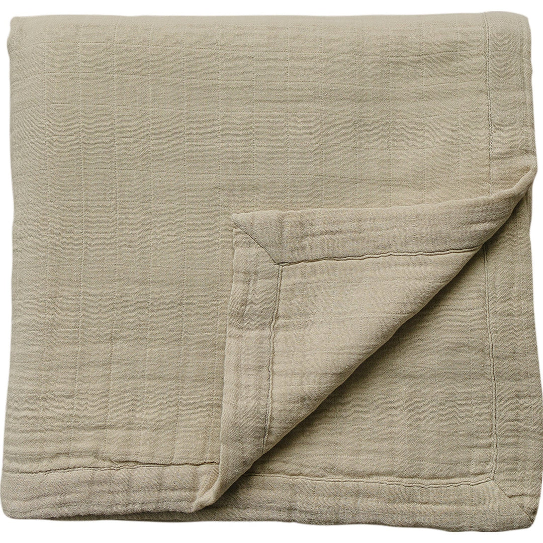 Wrap your baby in the Mebie Baby Oatmeal Muslin Quilt, a soft baby blanket for cozy naps.