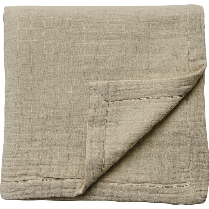 Wrap your baby in the Mebie Baby Oatmeal Muslin Quilt, a soft baby blanket for cozy naps.
