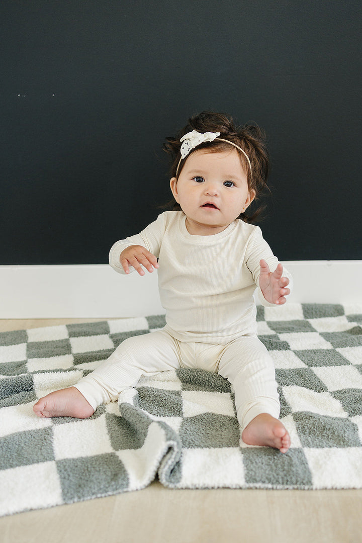 Mebie Baby organic bamboo top and bottoms set off white