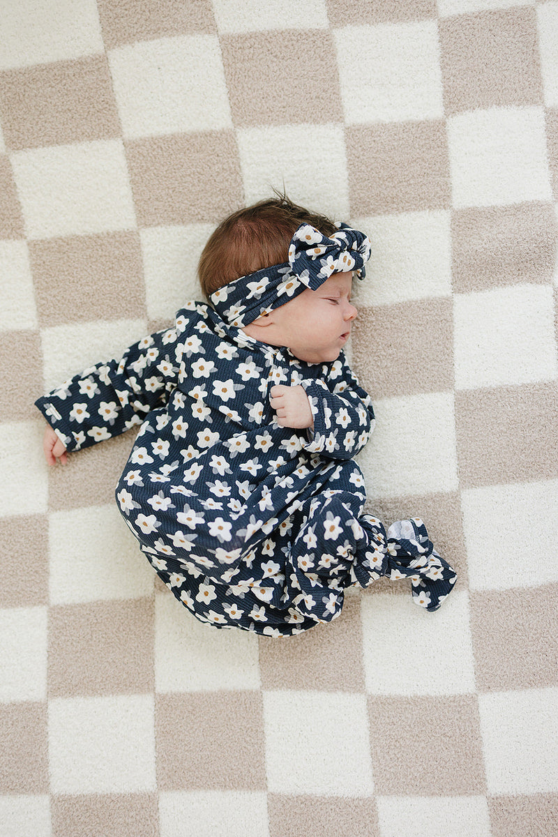 A charming daisy print highlights the Mebie Baby Baby Navy Daisy Ribbed Bamboo Knot Gown, a sweet option for newborn baby clothes