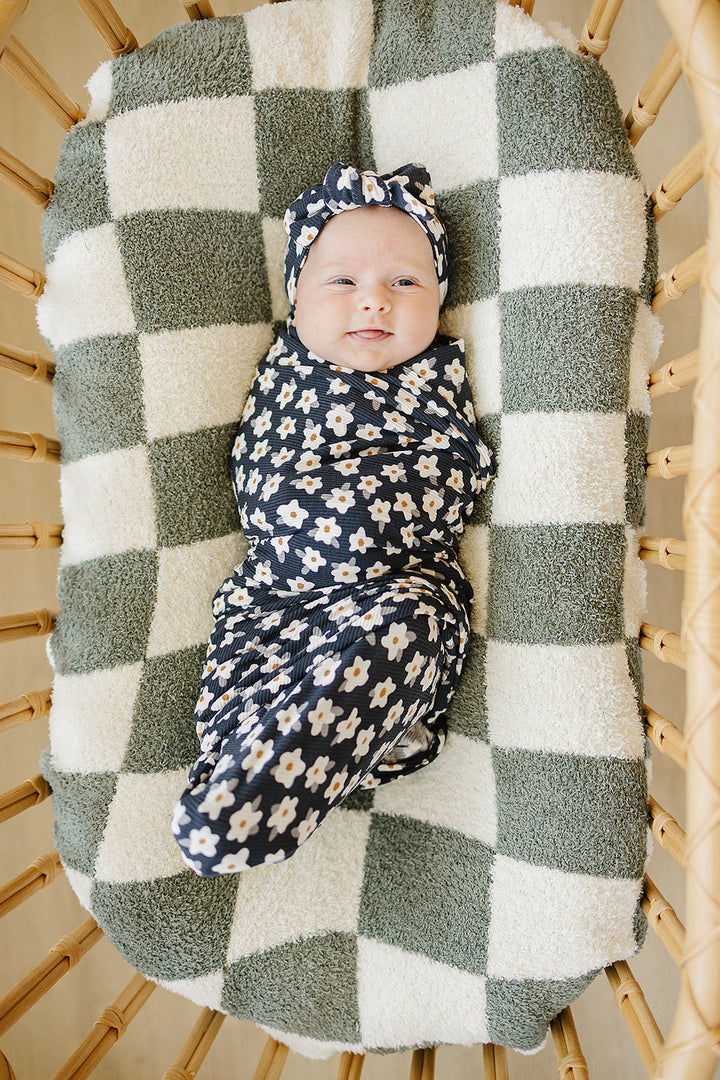 Soft and stretchy, the Mebie Baby Navy Daisy Ribbed Bamboo Stretch Swaddle works as one of the best swaddles for babies.