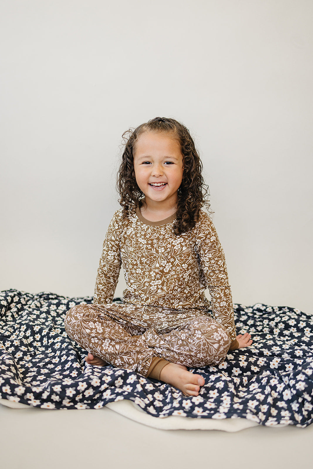 A gentle floral print defines the Mebie Baby Brown Floral Ribbed Bamboo Cozy Set, ideal for newborn baby clothes