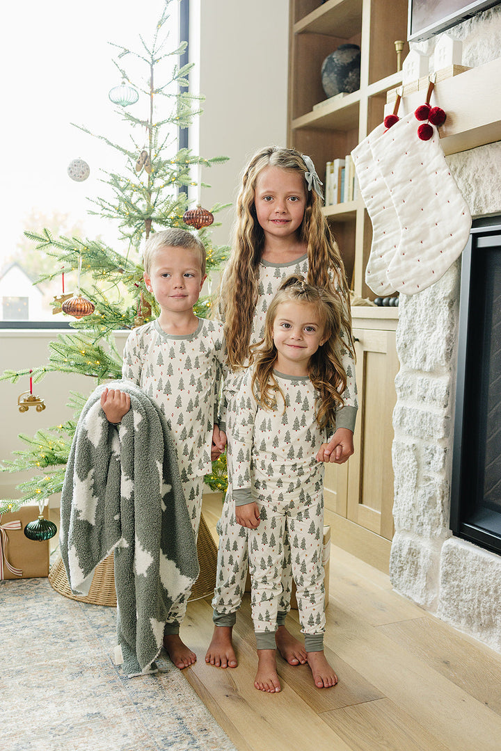Soft and cozy, the Mebie Baby Christmas Trees Bamboo Cozy Set is a charming choice for cute baby clothes