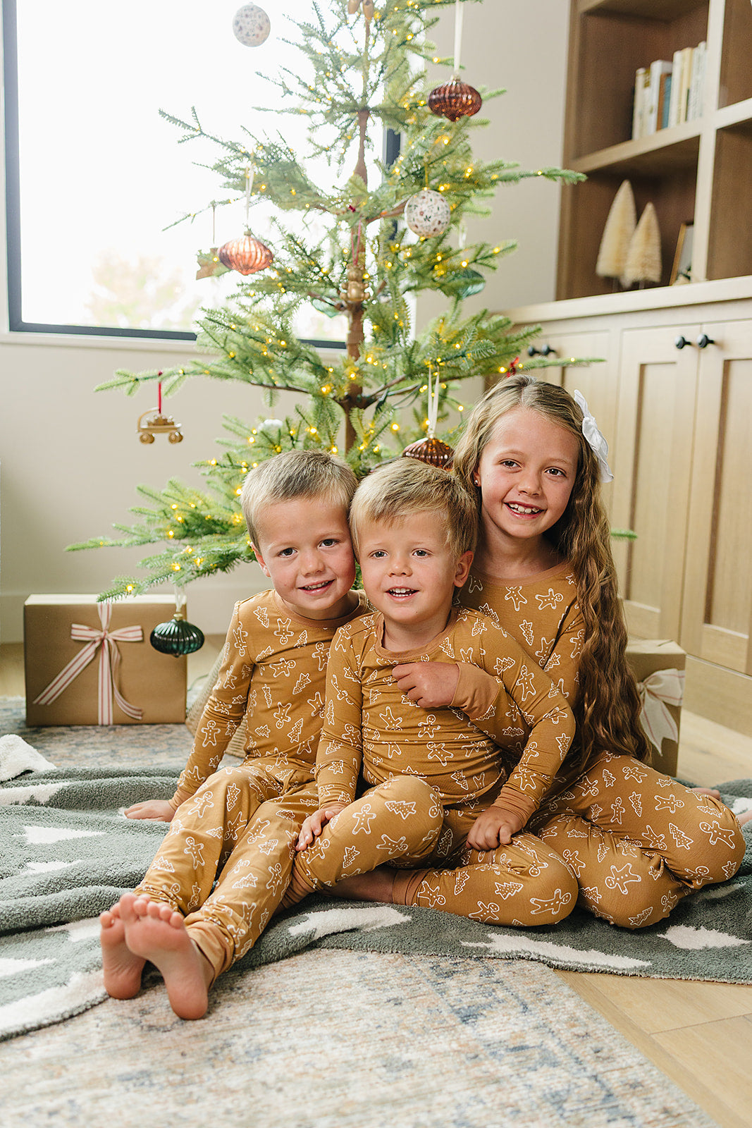 Little ones stay cozy in the Mebie Baby Gingerbread Bamboo Cozy Set, ideal for baby bamboo pajamas