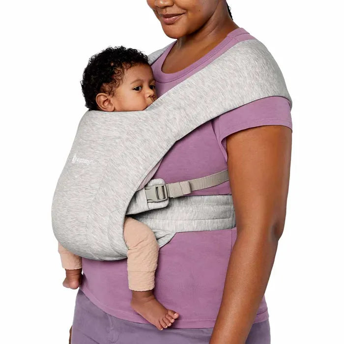 A calm and cozy look defines the Soft Grey Ergobaby Embrace Newborn Carrier, a reliable newborn baby carrier.