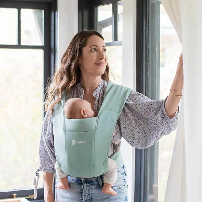 Bring softness and style together with the Ergobaby Embrace Newborn Carrier in Jade, a versatile baby front carrier.