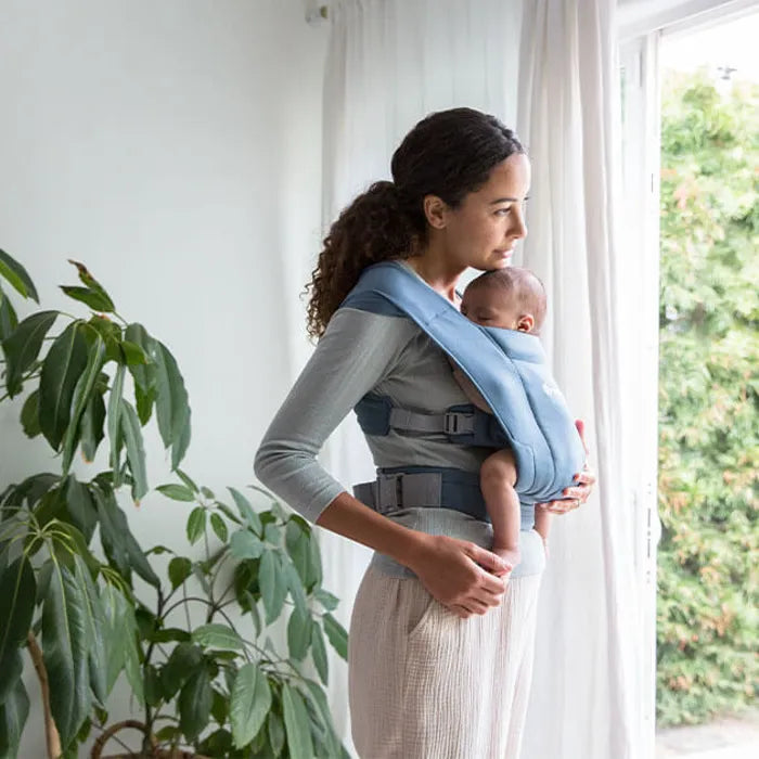 Ergonomic and soft, the Ergobaby Embrace Newborn Carrier in Oxford Blue supports newborns like a true baby carrier essential.