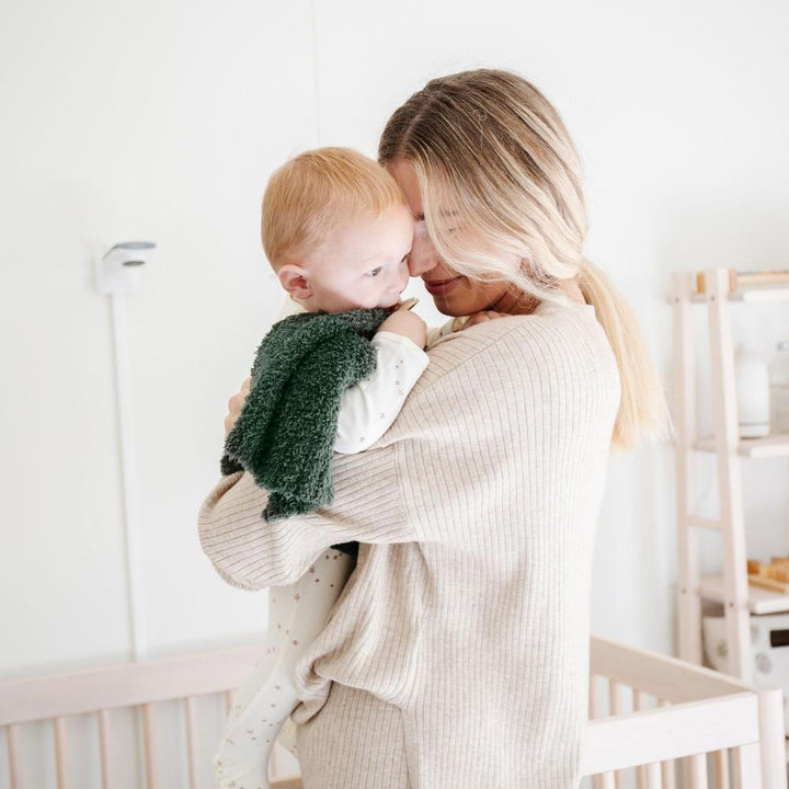 The Saranoni BAMBONI¨ Mini Blanket in Juniper offers gentle warmth, ideal for toddlers who love to cuddle.