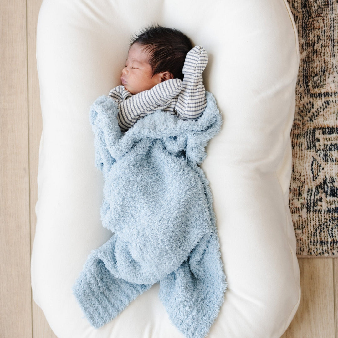 Wrap your little one in pure comfort with the Saranoni BAMBONI¨ Mini Blanket in Light Blue, the best toddler blanket for naps and cuddles.