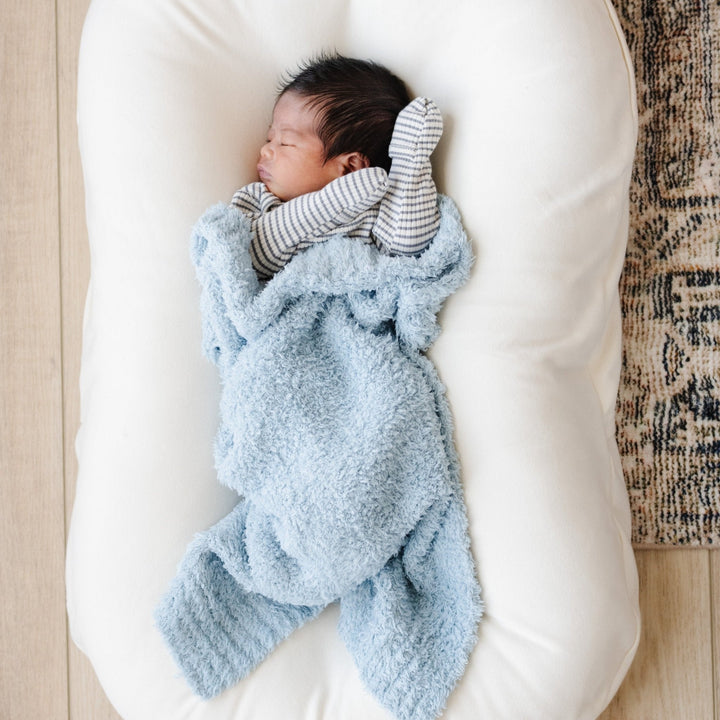 Wrap your little one in pure comfort with the Saranoni BAMBONI¨ Mini Blanket in Light Blue, the best toddler blanket for naps and cuddles.