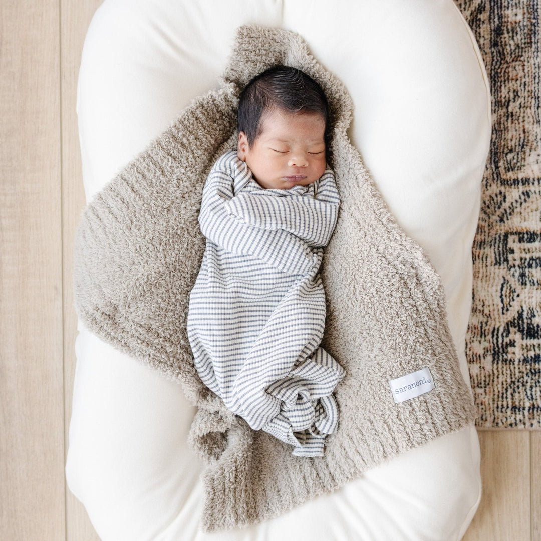 The Saranoni BAMBONI¨ Mini Blanket in Taupe brings a touch of calm, perfect for baby blankets that comfort and relax.