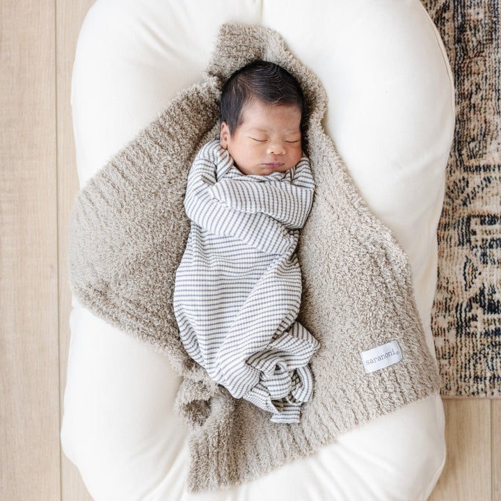 The Saranoni BAMBONI¨ Mini Blanket in Taupe brings a touch of calm, perfect for baby blankets that comfort and relax.
