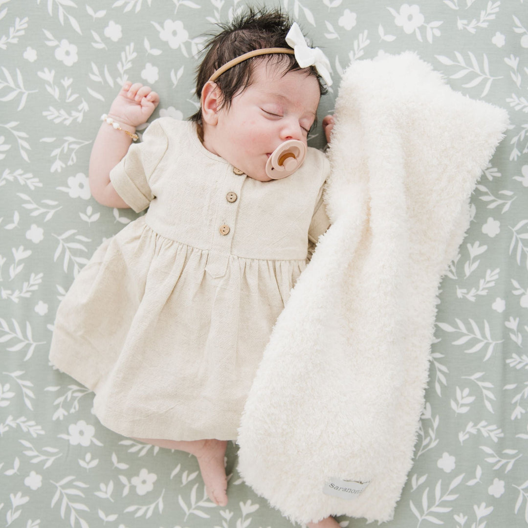 With its ultra-soft texture, the Saranoni BAMBONI¨ Mini Blanket in Ivory is the perfect pick for baby girl blankets.