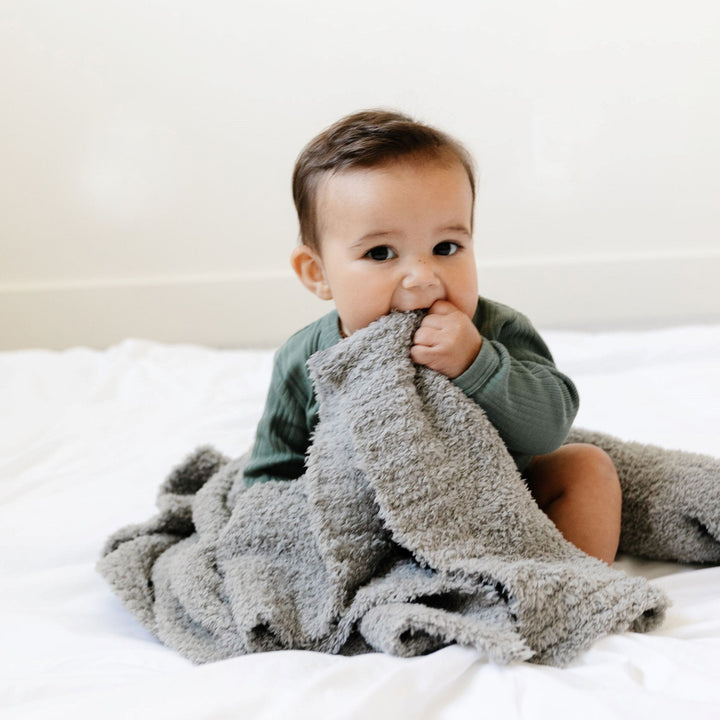 Soft, serene, and sweet, the Saranoni BAMBONI¨ Mini Blanket in Gray is a charming baby girl blanket for everyday use.