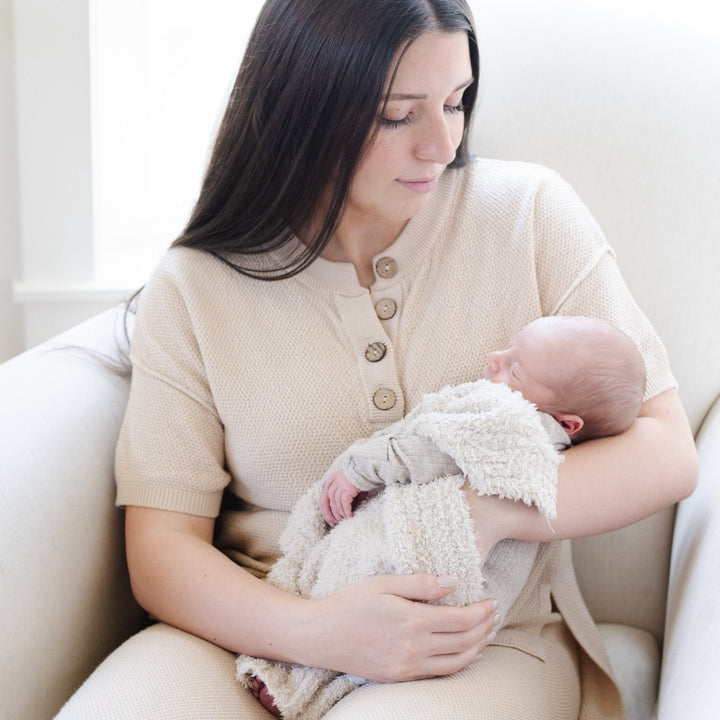 The Saranoni BAMBONI¨ Mini Blanket in Birch brings cozy softness, making it a favorite baby blanket for everyday snuggles.