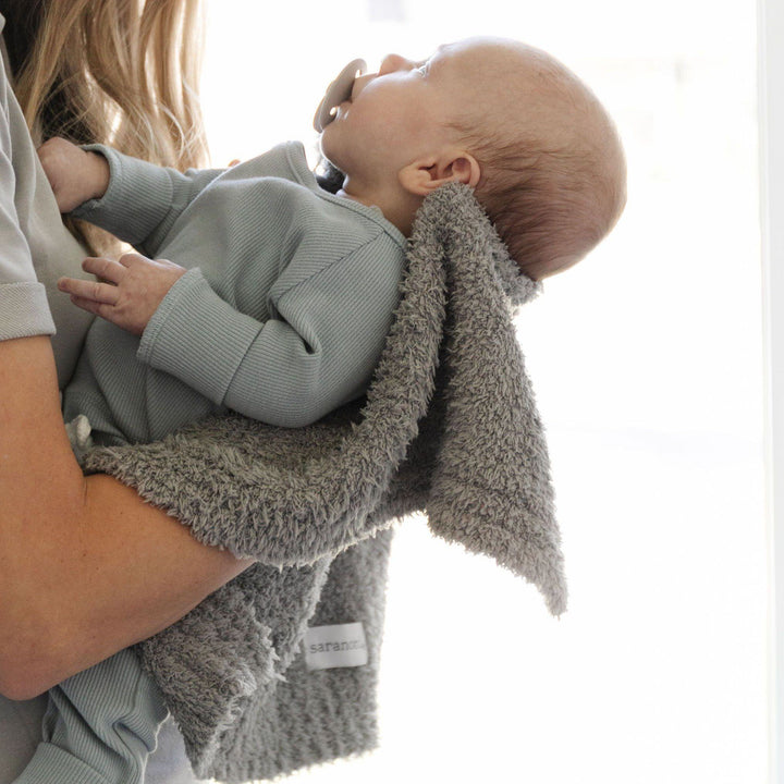 Wrap your little one in cozy comfort with the Saranoni BAMBONI¨ Mini Blanket in Gray, the best toddler blanket for naps.