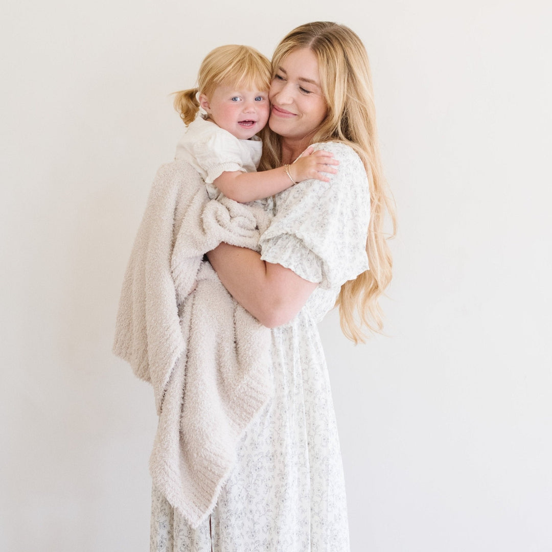 Saranoni Bamboni¨ Receiving Blanket in Buttermilk is cozy and versatile, an everyday favorite among baby blankets.