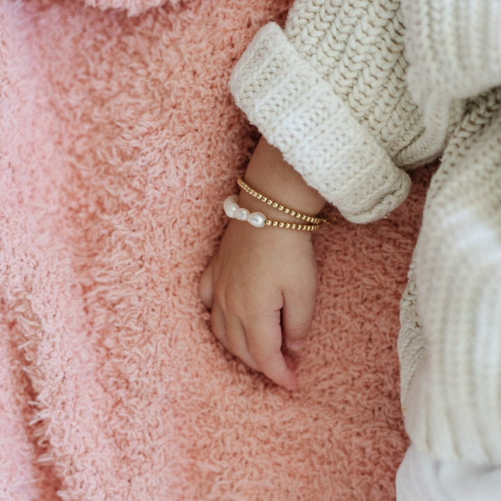 Every cuddle feels special with the Saranoni Bamboni¨ Receiving Blanket in Peach, a must-have baby girl blanket.