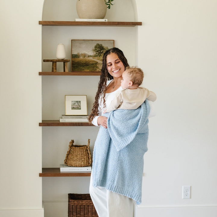 Create sweet moments with the Saranoni Bamboni¨ Receiving Blanket in Light Blue, a must-have baby blanket.
