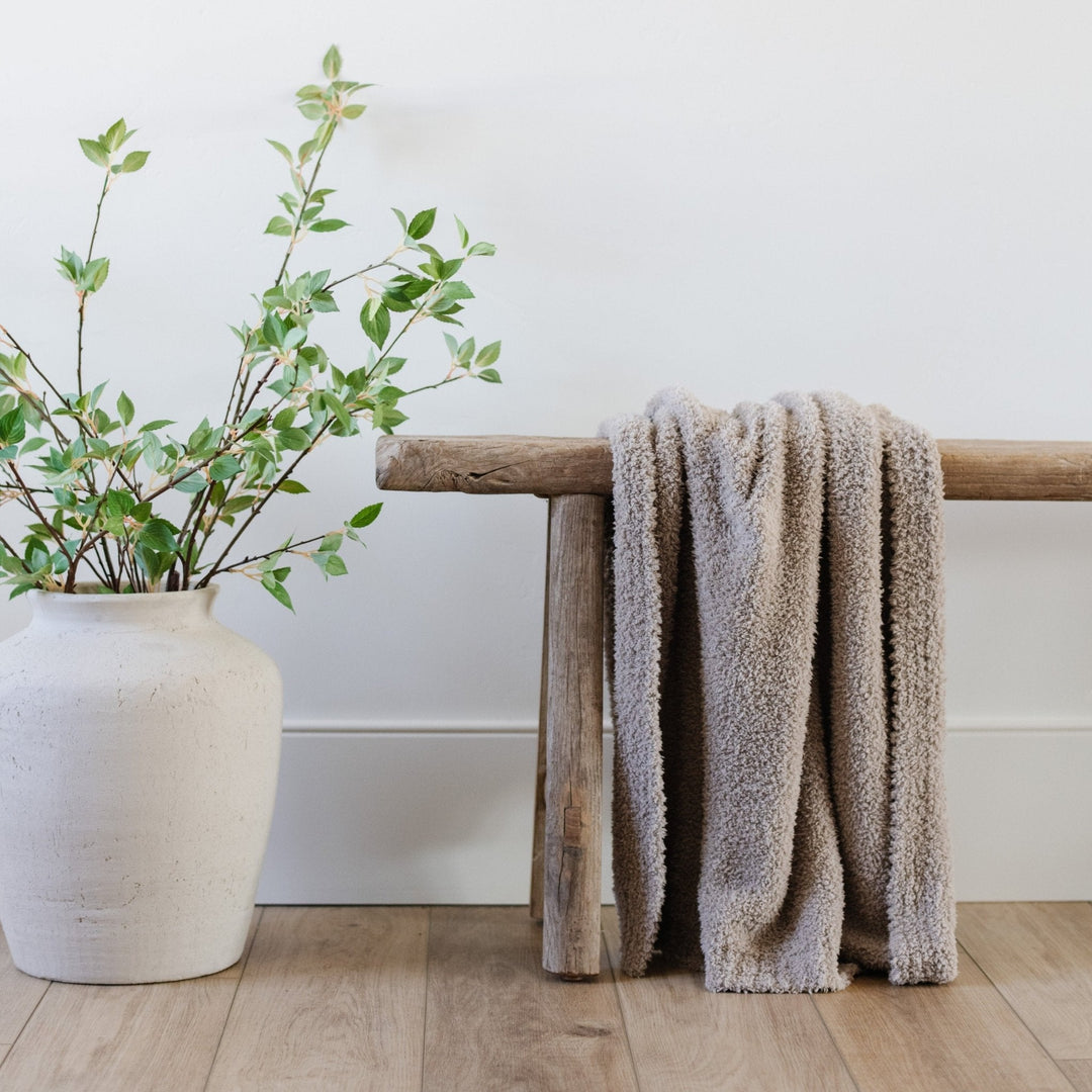 With cloud-like softness, the Saranoni Bamboni¨ Receiving Blanket in Taupe delivers comfort for any infant.