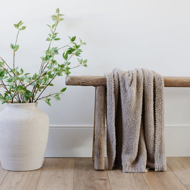With cloud-like softness, the Saranoni Bamboni¨ Receiving Blanket in Taupe delivers comfort for any infant.