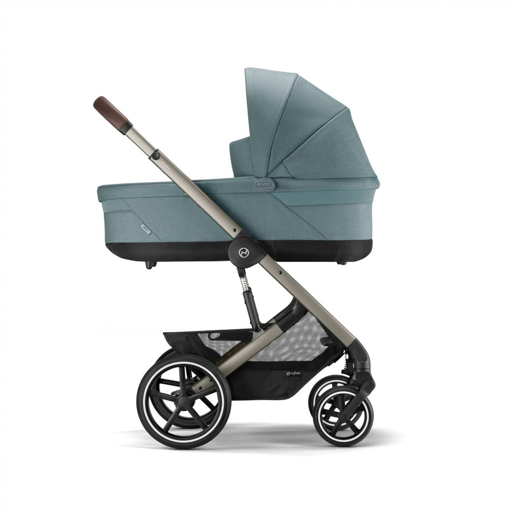 Cybex Cot S in Moon Black – a 3-in-1 stroller with bassinet and car seat combo for all-in-one convenience.