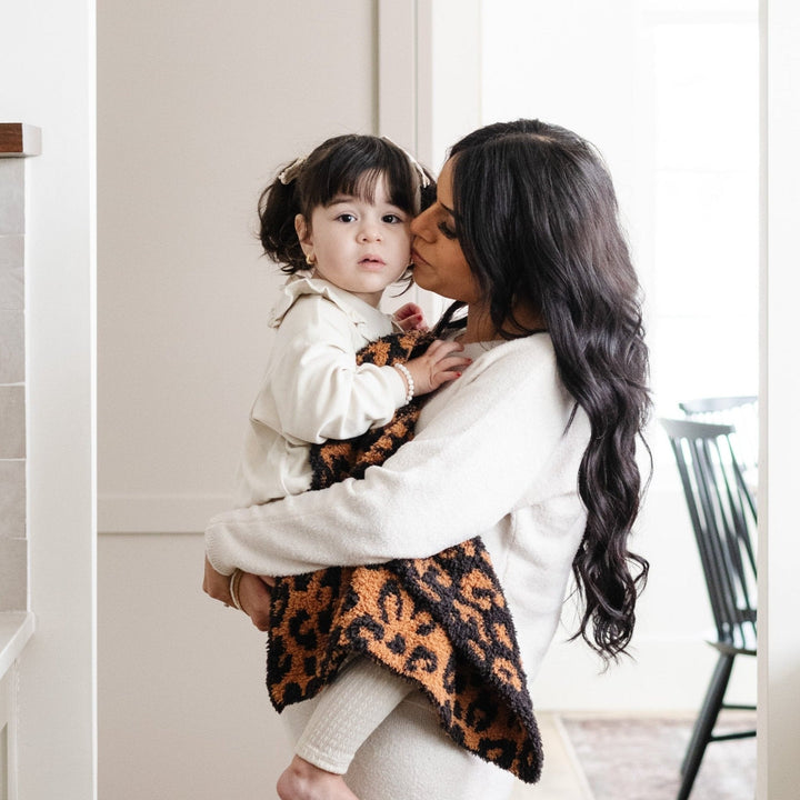 Every cuddle feels special with the Classic Leopard Saranoni Double-Layer BAMBONI¨ Mini Blanket Ñ an everyday favorite baby blanket.