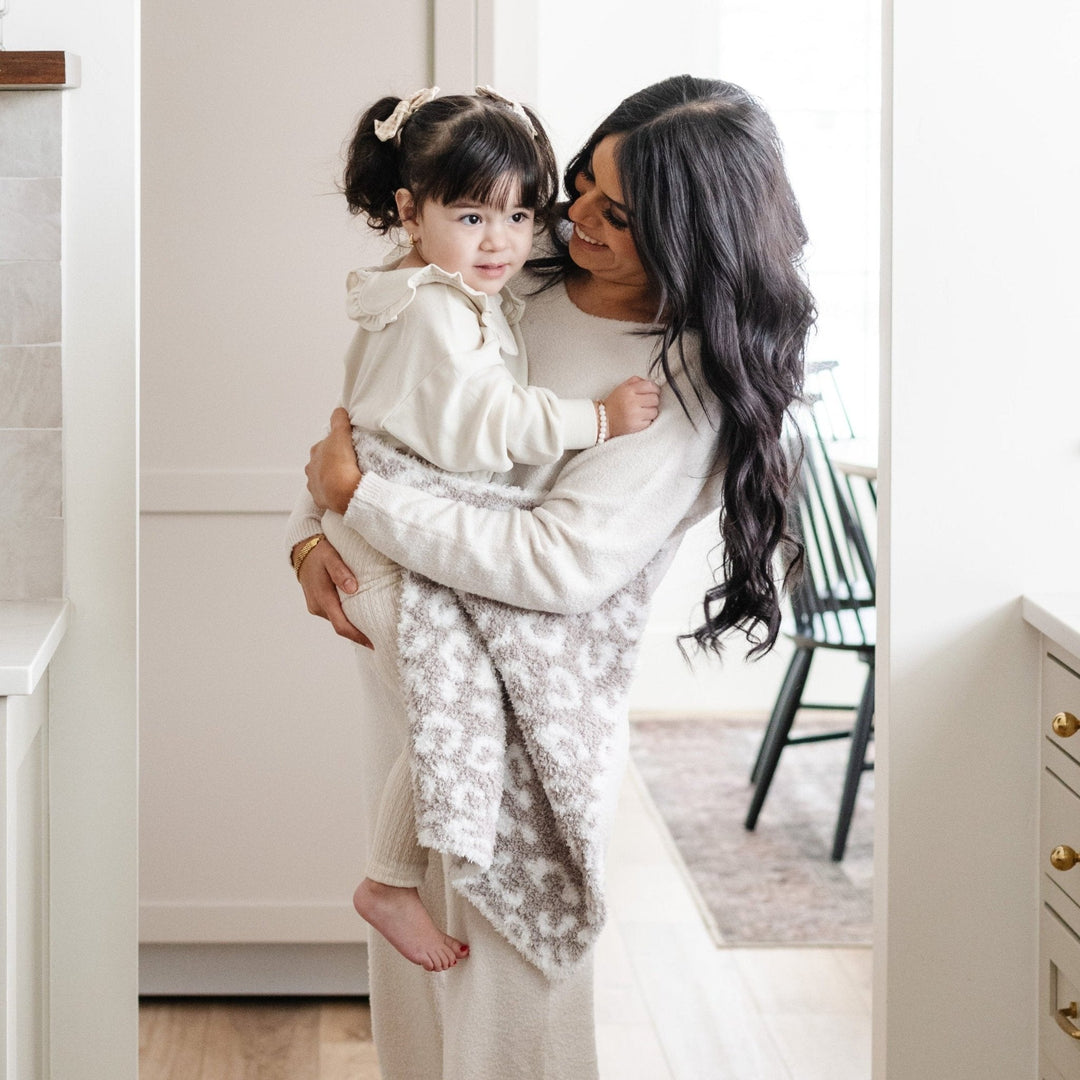 The Saranoni Double-Layer BAMBONI¨ Mini Blanket in Gray Leopard blends plush texture and warmth, ideal as a best blanket for toddler naps.