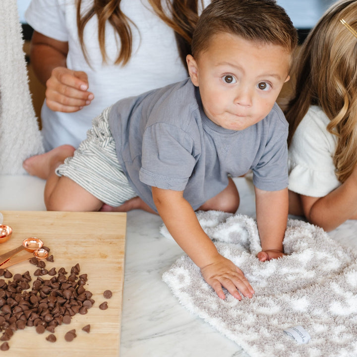Saranoni Double-Layer BAMBONI¨ Mini Blanket in Gray Leopard delivers gentle softness, making it one of the best baby blankets for everyday comfort.