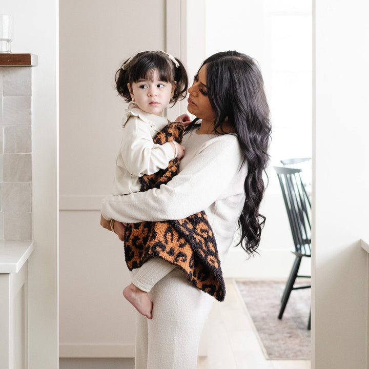 SaranoniÕs Double-Layer BAMBONI¨ Mini Blanket in Classic Leopard surrounds your child in calm luxury Ñ a trusted favorite for best toddler blankets.