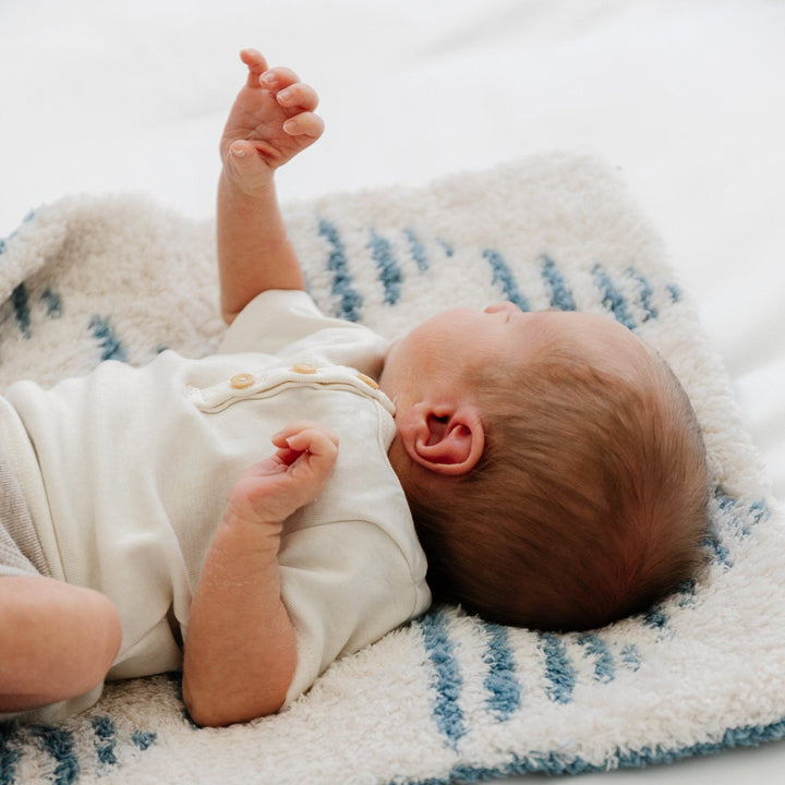 Bring gentle warmth to bedtime with the Saranoni Double-Layer BAMBONI¨ Mini Blanket in Triangle Ñ a perfect best blankets for toddlers choice.