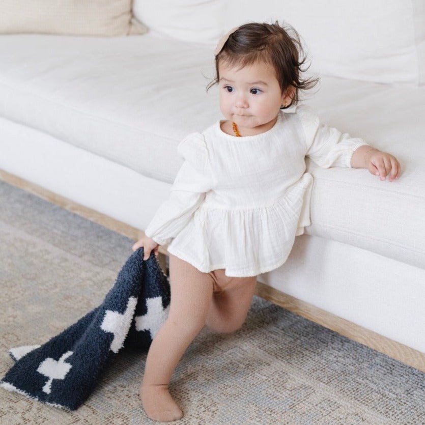 Keep your little one cozy anywhere with the Saranoni Double-Layer BAMBONI¨ Mini Blanket in Charcoal Swiss Cross Ñ a timeless favorite among baby blankets.