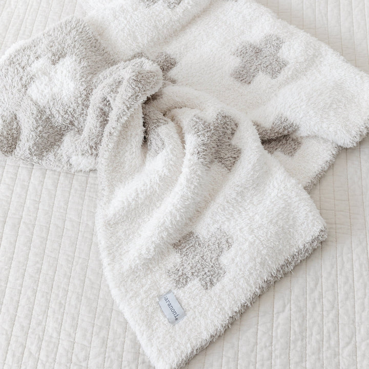 With its elegant tone, the Saranoni Double-Layer BAMBONI¨ Mini Blanket in Swiss Cross redefines cozy luxury among baby blankets.