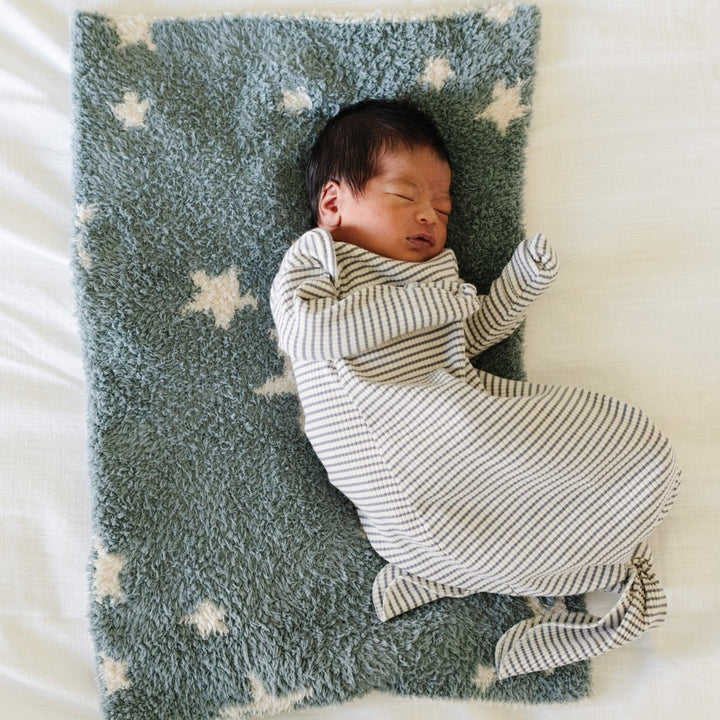 Give your little one comfort that lasts with the Nightfall Saranoni Double-Layer BAMBONI¨ Mini Blanket Ñ a must-have toddler blanket.