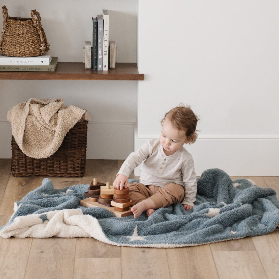 Designed for everyday snuggles, the Saranoni BAMBONI¨ Receiving Blanket in Nightfall is the ideal newborn receiving blanket.
