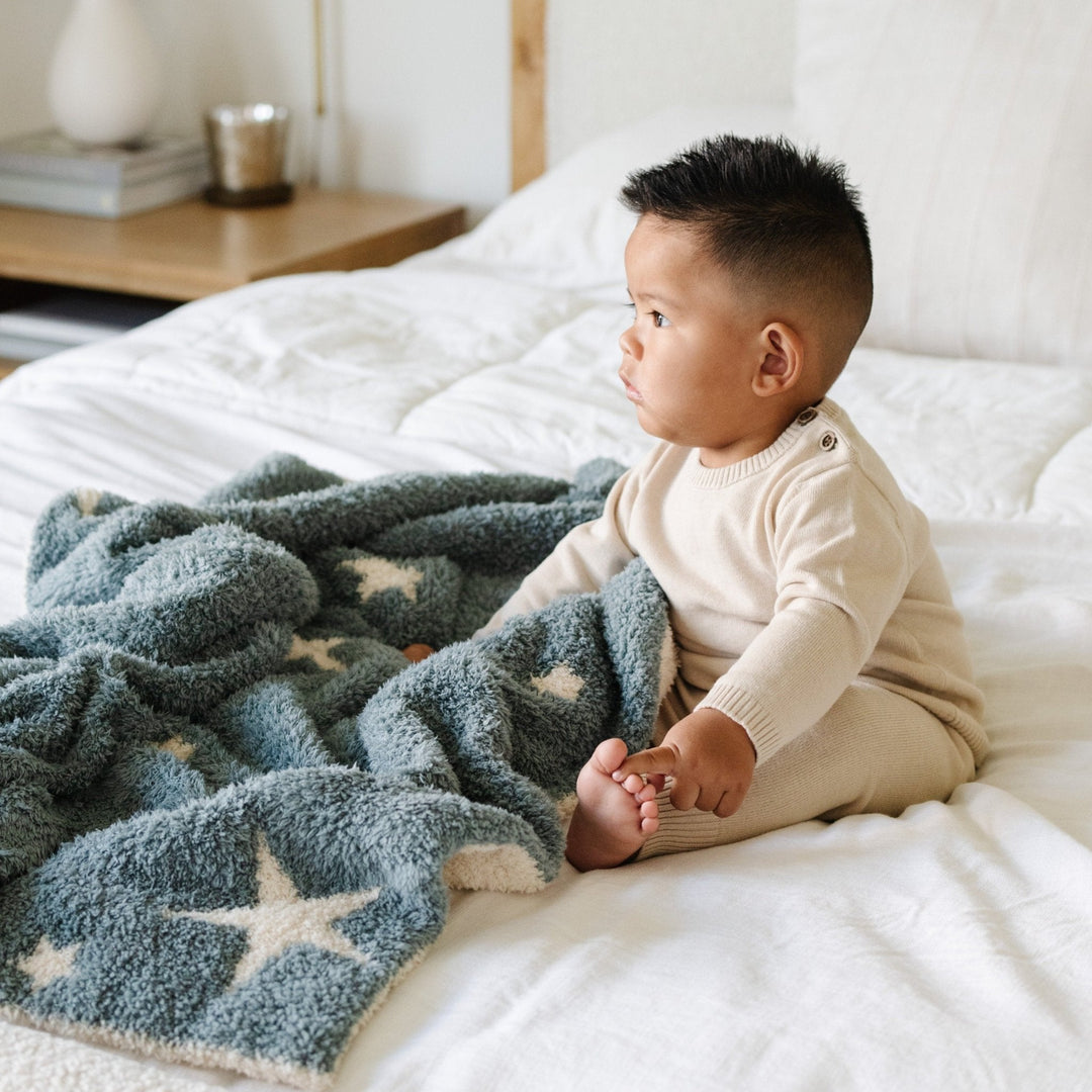 Soft to the touch, the Saranoni BAMBONI¨ Receiving Blanket in Nightfall offers a warm embrace as a favorite receiving blanket.