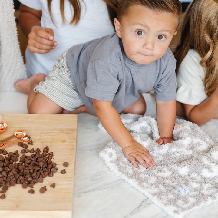 Keep your little one cozy in the Saranoni BAMBONI¨ Receiving Blanket in Gray Leopard, a must-have baby blanket.