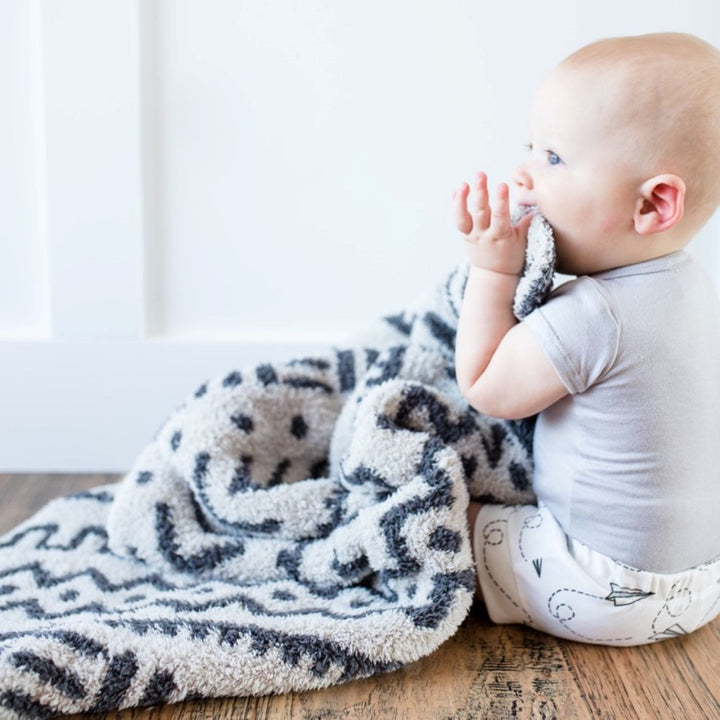 The Saranoni BAMBONI¨ Receiving Blanket in Mudcloth creates a cozy cocoon, a timeless pick among baby receiving blankets.