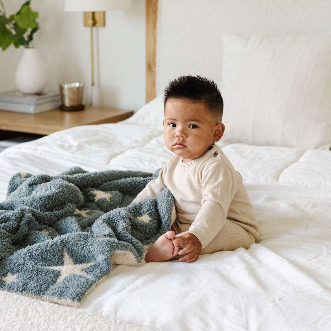 Your baby will love the cloud-like softness of the Saranoni BAMBONI¨ Receiving Blanket in Nightfall, a dreamy infant receiving blanket.