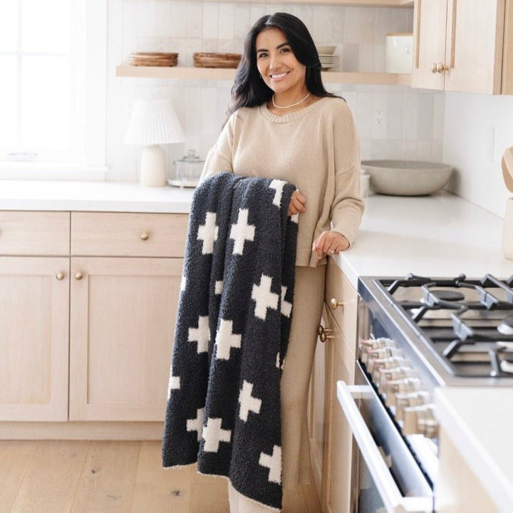 For cozy nights and gentle warmth, the Saranoni Double-Layer BAMONI¨ Throw Blanket in Swiss Cross stands out as a soft baby blanket choice.