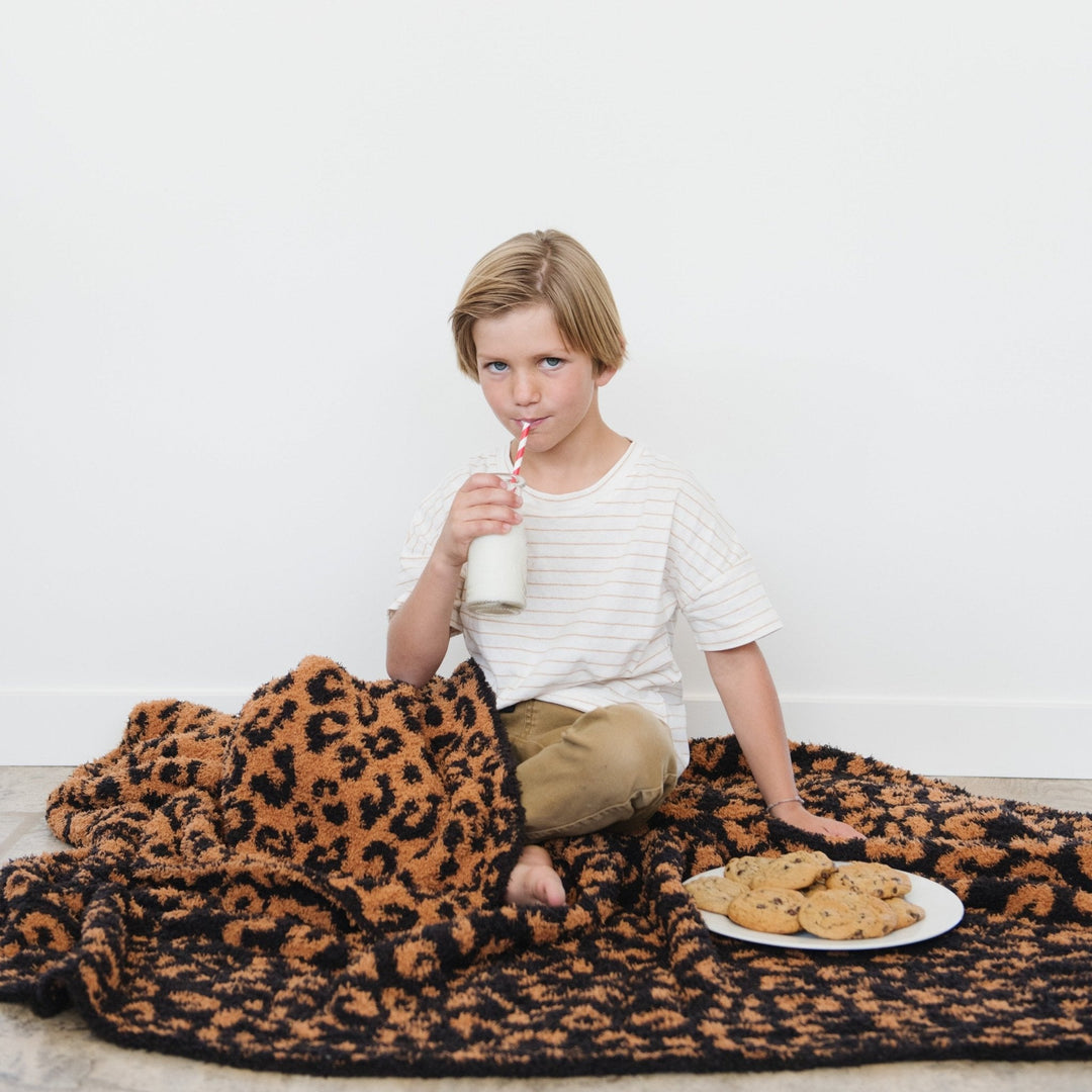 Wrap up in comfort with the Saranoni Double-Layer BAMONI¨ Throw Blanket in Leopard, the ideal best baby blanket for snuggles.